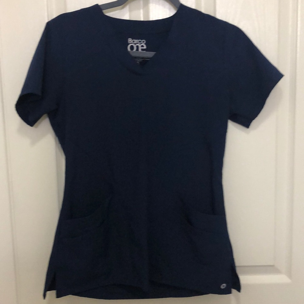 Barco active scrub top